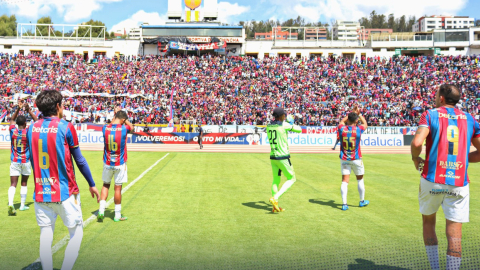 Los jugadores de Deportivo Quito saludan con su hinchada en el estadio Olímpico Atahualpa, el 10 de octubre de 2022.