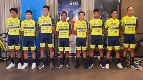 Los ocho ciclistas del equipo C&S Technology, en Quito, el 12 de octubre de 2022.