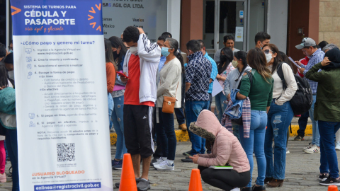 Usuarios realizan trámite para obtener la cédula o el pasaporte en una agencia del Registro Civil, en Cuenca, en julio de 2022.