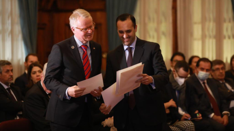 El embajador de Alemania en Ecuador, Philipp Schauer, y el canciller Juan Carlos Holguín, tras la firma del nuevo convenio de cooperación, el 13 de octubre de 2022.