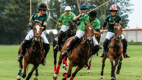 Jinetes compiten durante el Nacional de Polo de 2021, en el Quito Polo Club.