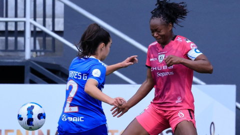 Jugadoras de Dragonas y Universidad de Chile disputan una pelota en la Fecha 1 del Grupo C  de la Libertadores femenina 2022, el 14 de octubre.