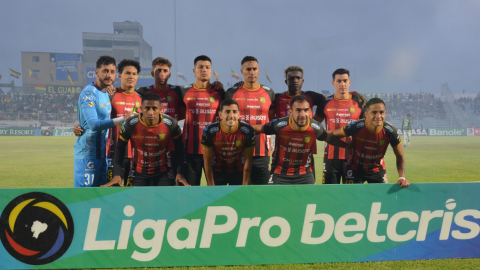 Los jugadores de Deportivo Cuenca posan antes del partido por la Fecha 14 de la segunda etapa de la LigaPro ante Orense, el 15 de octubre de 2022.