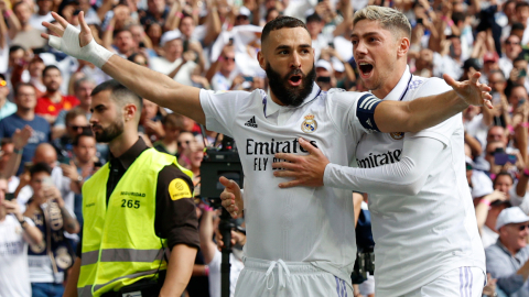 El delantero del Real Madrid Karim Benzema celebra con su compañero Fede Valverde tras marcar el 1-0 durante el partido de la novena jornada entre el Real Madrid y el FC Barcelona, el 16 de octubre de 2022.