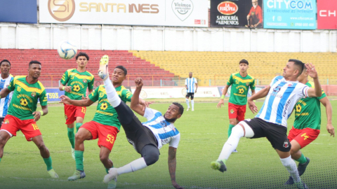 Jugadores del Deportivo Quito y Baldor Bermeo disputan una pelota en el partido de vuelta de los octavos de final del torneo de Ascenso, el 16 de octubre de 2022.