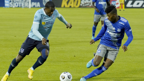 Jugadores de Universidad Católica y Emelec, en el partido por la LigaPro, el 16 de octubre de 2022.