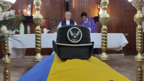 Imagen de la capilla ardiente que se levantó por la policía Verónica Songor en el Cuartel Modelo de Guayaquil, el 16 de octubre de 2022.