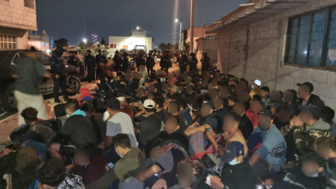 Imagen de los más de 200 migrantes, hallados dentro de una vivienda en Puebla, México, el 15 de octubre de 2022.