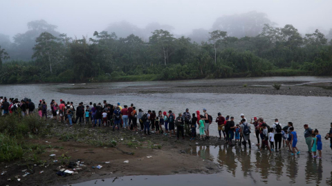 Miles de migrantes hacen fila el 14 de octubre de 2022, en el pueblo de Bajo Chiquito para ser enviados a una estación de recepción migratoria en Panamá, tras cruzar la selva del Darién. 