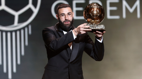 Karim Benzema levanta el Balón de Oro, premio que ganó el 17 de octubre de 2022.