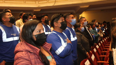 Durante la entrega simbólica de los contratos indefinidos. 