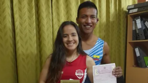 Samira Lezcano, junto a su esposo, Jorge Tiwi, posan con las actas de matrimonio en Asunción, Paraguay.