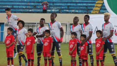 Los jugadores de El Nacional salen a la cancha antes de enfrentar a Libertad, en Loja, el 17 de octubre de 2022.