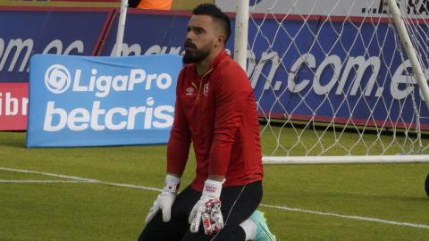 Hernán Galíndez, durante la entrada en calor antes de un partido ante Guayaquil City por la LigaPro, el 25 de agosto de 2022.