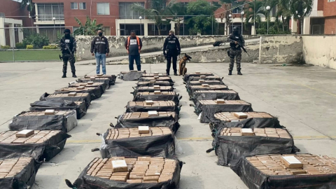 Durante el operativo 'Sábado Santo' ejecutado por las unidades UIPA, CRAC y GEMA de la Policía Nacional, se decomisaron 2,4 toneladas de droga. Guayaquil, 17 de abril de 2022.