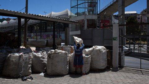 Una mujer recicla en el Centro de Educación y Gestión Ambiental Manuela Sáenz, ubicado en Quito, en 2021. 