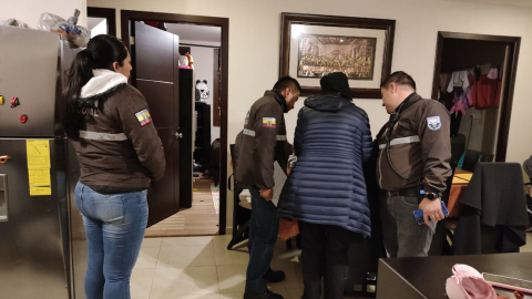 Policías durante el allanamiento a una vivienda en Cuenca, por un caso de presunto uso de menores de edad para el microtráfico.