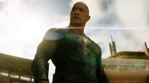 Dwayne Johnson interpretando a Black Adam, en la película del mismo nombre.