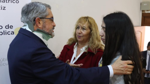 El ministro de Salud, José Ruales, conversa con pacientes con enfermedades raras, tras anunciar el inicio del registro, el 20 de octubre de 2022.