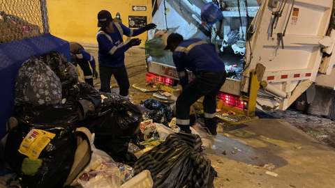 Existen puntos críticos en donde la basura está acumulada en las calles o veredas.