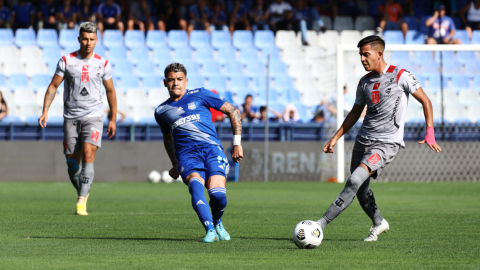 Diego García, de Emelec, ejecuta un pase en el partido ante Técnico Universitario, en Guayaquil, el 22 de octubre de 2022.