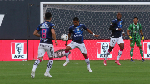 Junior Sornoza, de IDV, maneja una pelota en el partido ante 9 de Octubre, en Sangolquí, el 23 de octubre de 2022.