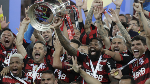 Los jugadores de Flamengo celebran el título de la Copa de Brasil, en Río de Janeiro, el 19 de octubre de 2022.