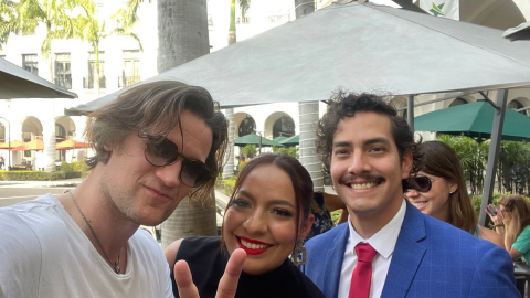 El actor británico Matt Smith posa junto a dos de sus fanáticos, en Samborondón, el 22 de octubre de 2022. 