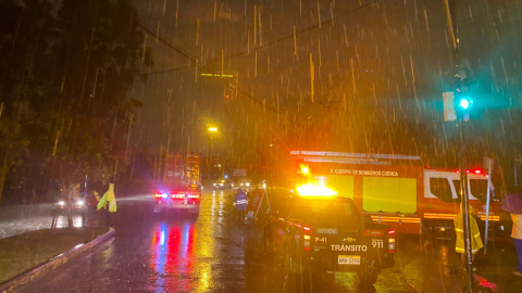 Organismos de respuesta acudieron a la zona de la avenida de los Migrantes, tras las fuertes lluvias e inundaciones en Cuenca, la noche del 23 de octubre de 2022.