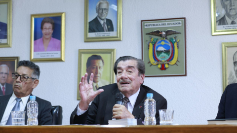 Manuel Muñoz, presidente de la Confederación Nacional de Jubilados y Pensionistas de Montepío del Ecuador (Cnjpe), en rueda de prensa anuncia desacuerdos sobre elección de vocal de afiliados al IESS, el 24 de octubre de 2022, en Quito.