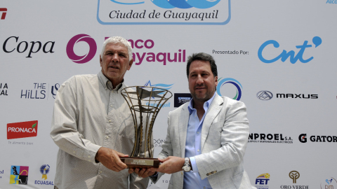 Andrés Gómez y Luis Adrián Morejón, organizadores del Challenger de Guayaquil, sostienen el trofeo de la competición, el 25 de octubre de 2022.