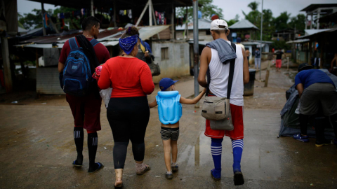 Migrantes venezolanos caminan en una calle, el 13 de octubre de 2022, en el pueblo de Bajo Chiquito (Panamá), primer pueblo al que arriban los migrantes irregulares tras atravesar el Tapón del Darién, hacia Estados Unidos.