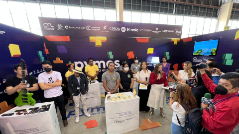 Imagen referencial de jóvenes emprendedores en la Feria de Loja, el 29 de agosto de 2022.