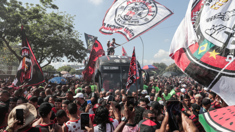 Aficionados acompañan al Flamengo previo a su viaje a Guayaquil para disputar la final de la Copa Libertadores contra Atlético Paranaense, el 26 de octubre de 2022.