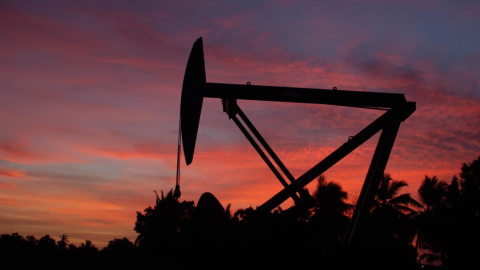 Un balancín extractor de petróleo en el Lago de Maracaibo, el 17 de agosto de 2022, en Maracaibo (Venezuela).