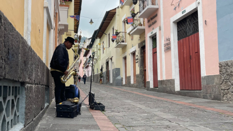 Un artista toca el saxofón en la calle La Ronda. 