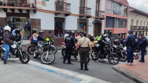 Policías realizan un operativo contra la delincuencia en el Centro Histórico de Quito, el 4 de octubre de 2022.