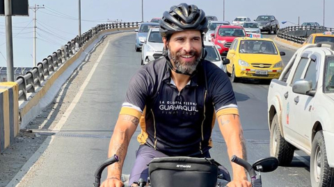 Diego Alonso llega a Guayaquil en su bicicleta, el 26 de octubre de 2022.