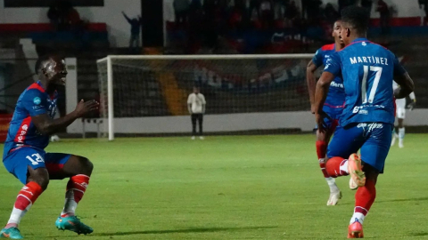 Los jugadores de Olmedo festejan un gol anotado en el Estadio Olímpico de Riobamba por la Serie B.