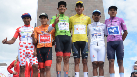 Los campeones de la Vuelta al Ecuador 2021, en la Mitad del Mundo, en Quito.