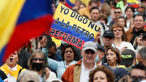 Miles de personas marcharon en Bogotá, Colombia, en contra de la reforma tributaria impulsada por el gobierno de Gustavo Petro, el 29 de octubre de 2022. 