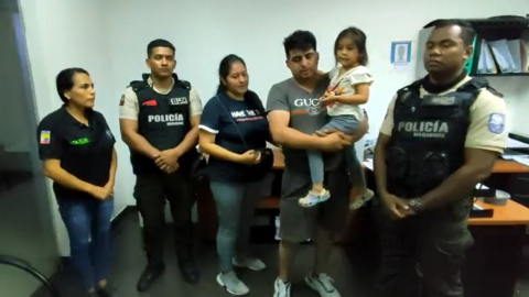 Fernando Siguencia sostiene a su hija en brazos, luego de ser encontrada por la Policía, Guayaquil, 29 de octubre de 2022. 