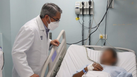 El ministro de Salud, José Ruales, visitando a una persona intoxicada luego de ingerir alcohol metílico, Guayaquil, 27 de octubre de 2022. 