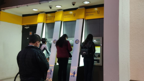 Imagen referencial de cajeros automáticos de un banco en el norte de Quito en octubre de 2022.