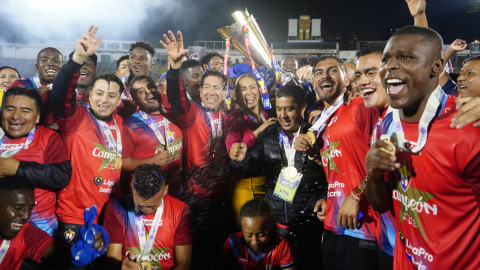 Los jugadores de Nacional celebran su título del campeonato uruguayo, el 30 de octubre de 2022.