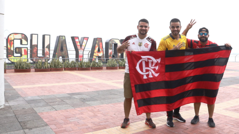 Hinchas del equipo brasileño Flamengo, recorren el Malecón Simón Bolívar de Guayaquil, llegaron para presenciar el partido contra el Atlético Paranaense por la Final de la Copa Libertadores. Guayaquil, 26 de octubre del 2022.