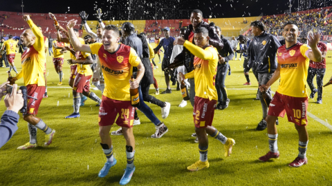 Los hinchas del Aucas celebran el cupo a la final, el 23 de octubre de 2022.