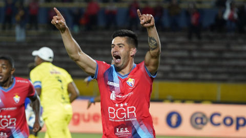 Ronie Carrillo celebra un gol ante Delfín en Quito, por Copa Ecuador, el 3 de agosto de 2022.