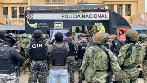 Momento del traslado de los presos de la Penitenciaría del Litoral, el 1 de noviembre de 2022. Esto detonó la toma de rehenes en la cárcel de Esmeraldas.