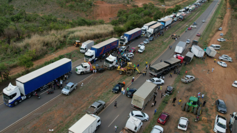 Camioneros, simpatizantes del presidente de Brasil, Jair Bolsonaro, mantienen bloqueadas las vías de 20 estados, desde el 31 de octubre de 2022.